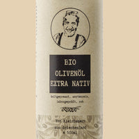 Aimilios Organics 500ml Bio Olivenöl closeup foto frontal vom Etikett auf Kraftpapierbraunem Hintergrund
