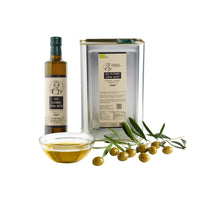 Aimilios Organics Bio Olivenöl Paket, bestehend aus einer 500ml Flasche und einem 3L Kanister, Foto mit weißem Hintergrund, Oliven und einer Schale Olivenöl als Dekoration