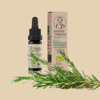 Aimilios Organics Bio Rosmarin Öl auf braunem Hintergrund mit Rosmarin Pflanzen im Vordergrund