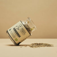 Aimilios Organics Bio Oregano im 30g Glas geöffnet mit Oregano auf dem Boden