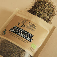 Aimilios Organics Bio Oregano im 100g Nachfüllbeutel, geöffnete Packung aus der Oregano hervortritt