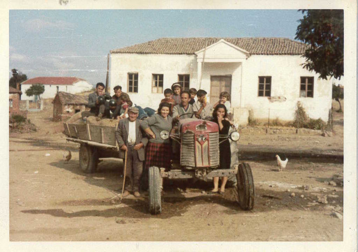 Aimilios Organics Oregano Öl Familienbild von damals, Familie auf Traktor im Dorf Karyes im Naturschutzgebiet Prespa in Griechenland