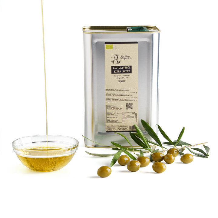 Aimilios Organics 3L Bio Olivenöl Kanister auf weißem Hintergrund mit Oliven und Olivenöl als Dekoration
