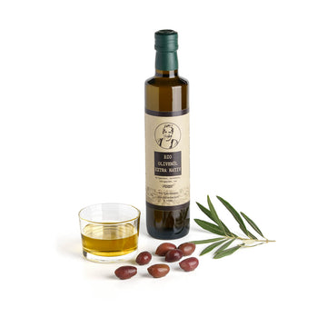 Aimilios Organics 500ml Bio Olivenöl Glasflasche auf weißem Hintergrund mit Oliven und Olivenzeig als Dekoration 