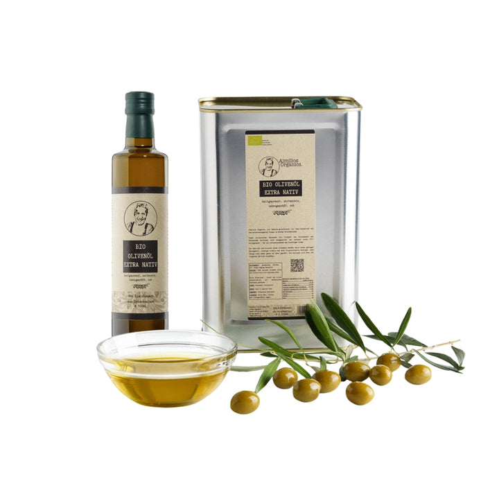 Aimilios Organics Bio Olivenöl Paket, bestehend aus einer 500ml Flasche und einem 3L Kanister, Foto mit weißem Hintergrund, Oliven und einer Schale Olivenöl als Dekoration