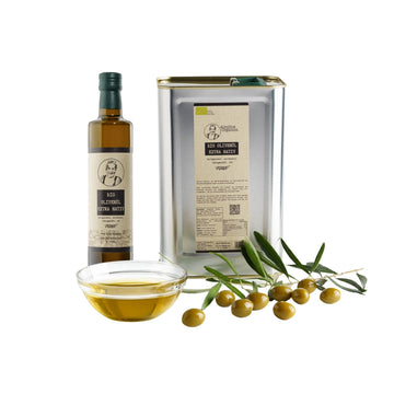 Aimilios Organics Bio Olivenöl Paket, bestehend aus einer 500ml Flasche und einem 3L Kanister, Foto mit weißem Hintergrund, Oliven und einer Schale Olivenöl als Dekoration