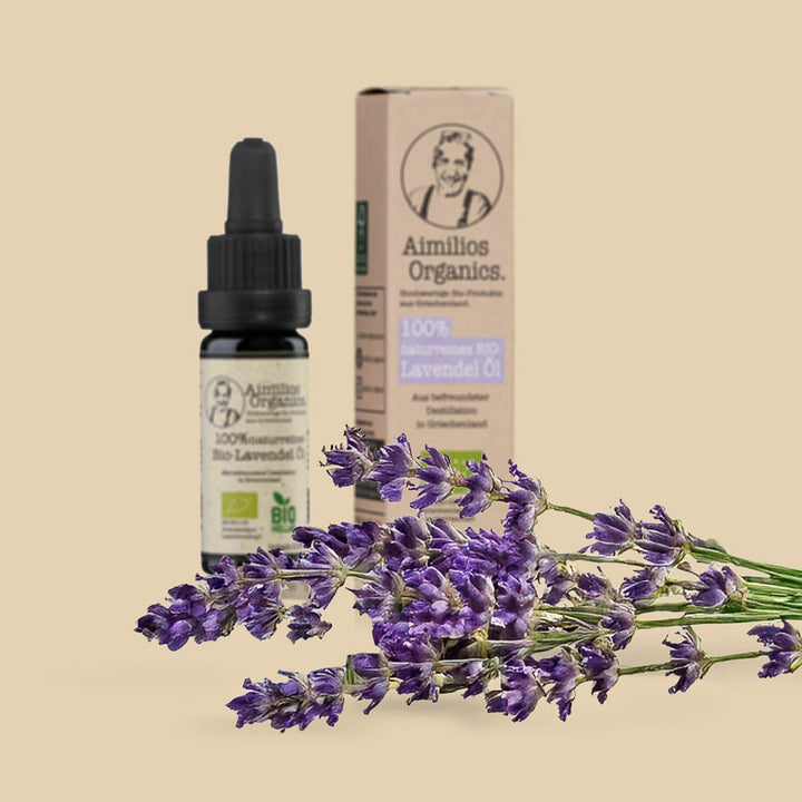 Aimilios Organics Lavendel Öl auf braunem Hintergrund mit Lavendel im Vordergrund