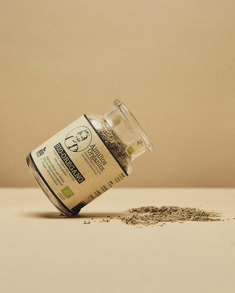 Aimilios Organics Bio Oregano im 30g Glas geöffnet mit Oregano auf dem Boden