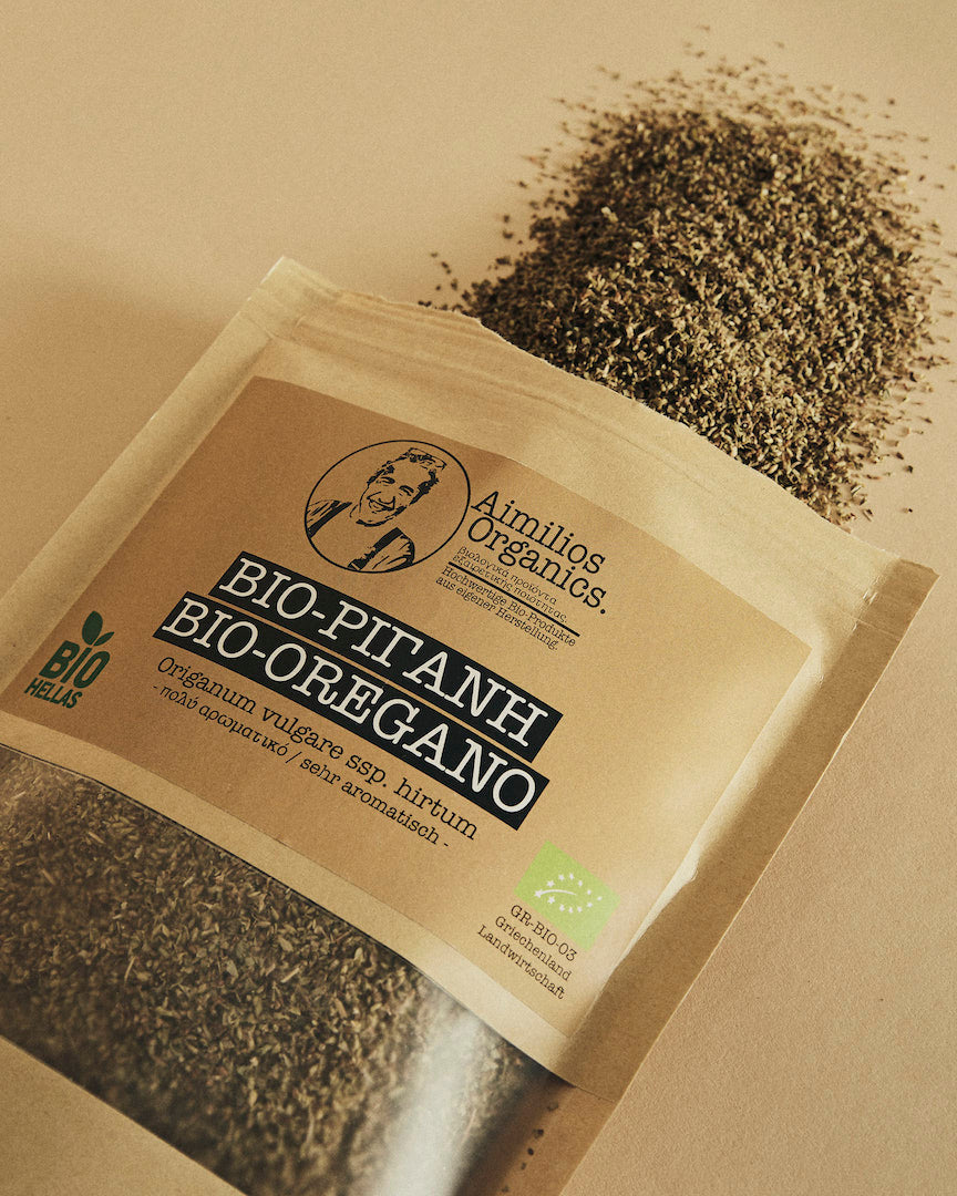 Aimilios Organics Bio Oregano im 100g Nachfüllbeutel, geöffnete Packung aus der Oregano hervortritt 