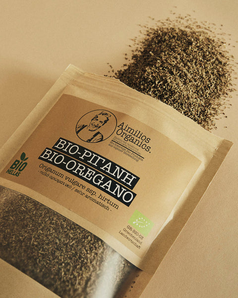Aimilios Organics Bio Oregano im 100g Nachfüllbeutel, geöffnete Packung aus der Oregano hervortritt 