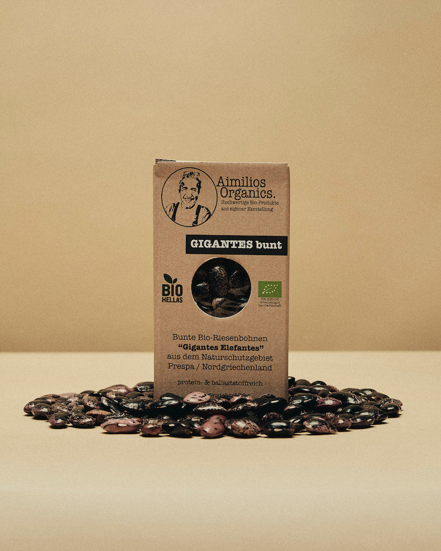 Aimilios Organics Bunte Bio-Riesenbohnen 400g Packung Nahaufnahme, Bohnen liegen um die Packung kreisförmig herum