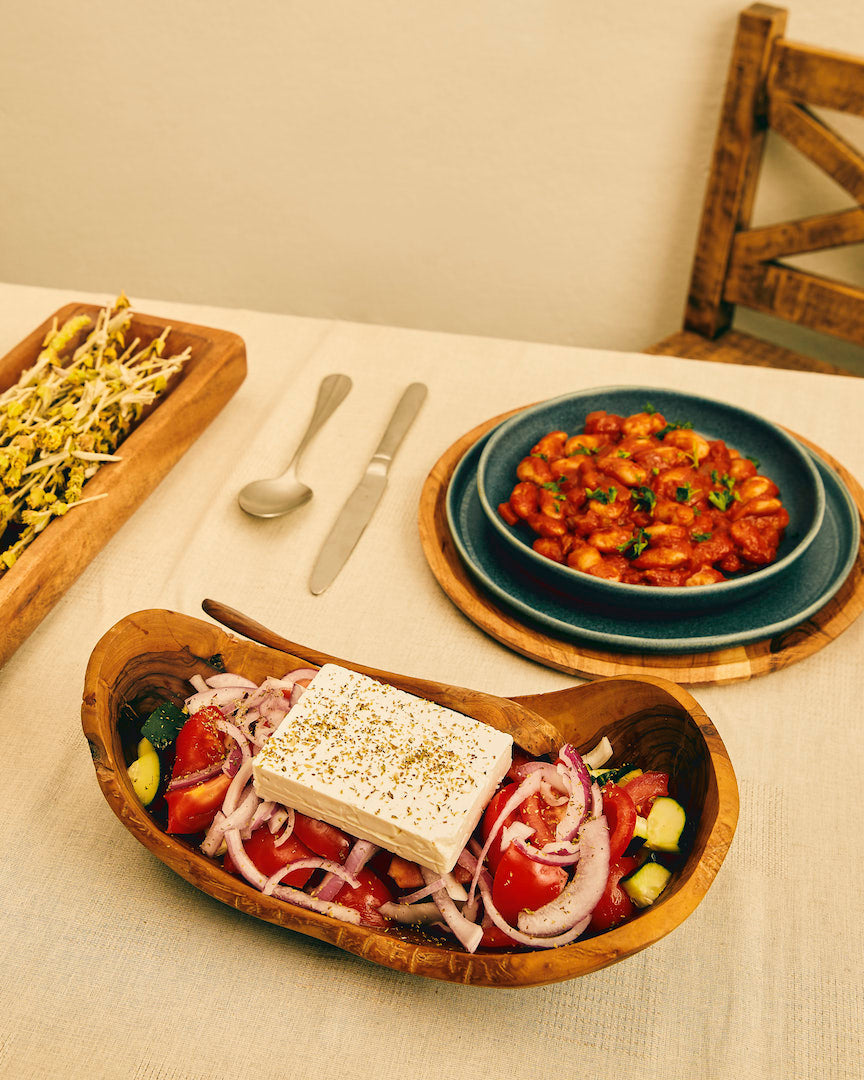 Aimilios Organics gedeckter Tisch mit Essen