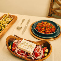 Aimilios Organics gedeckter Tisch mit Essen